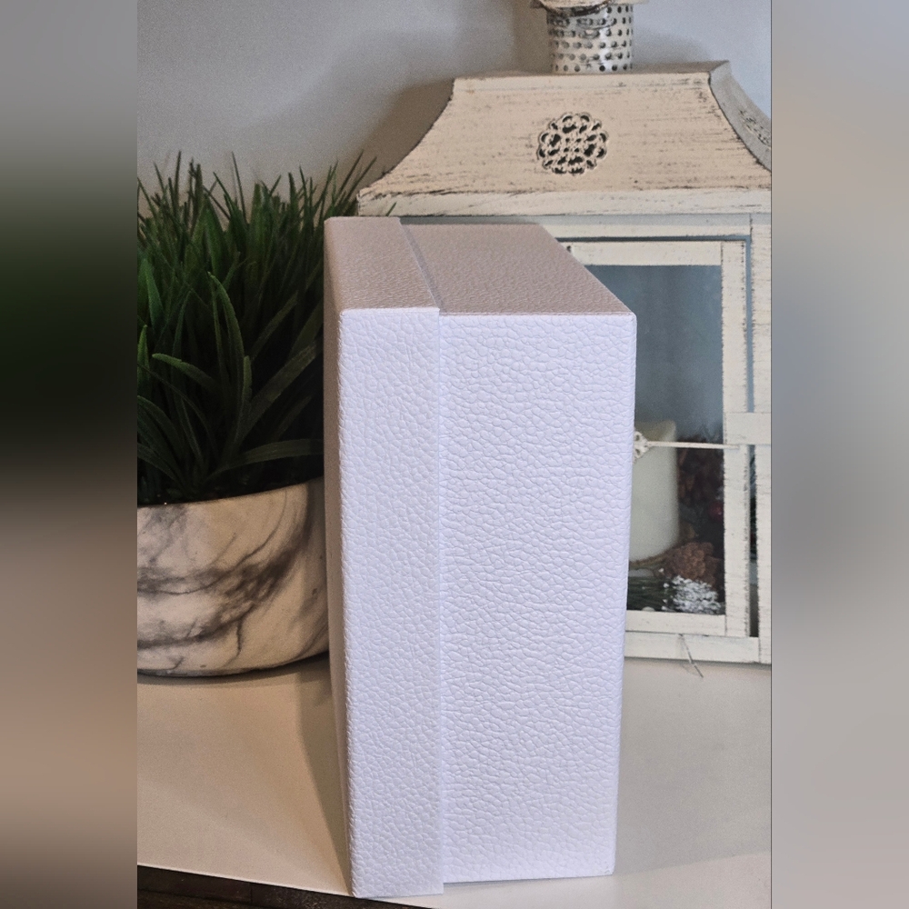 Dior White Textured Box with Gold Lettering - Picture 3 of 4